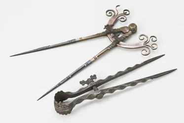 Compas, 18e et 16e siècles (bronze, acier, cuivre et fer)